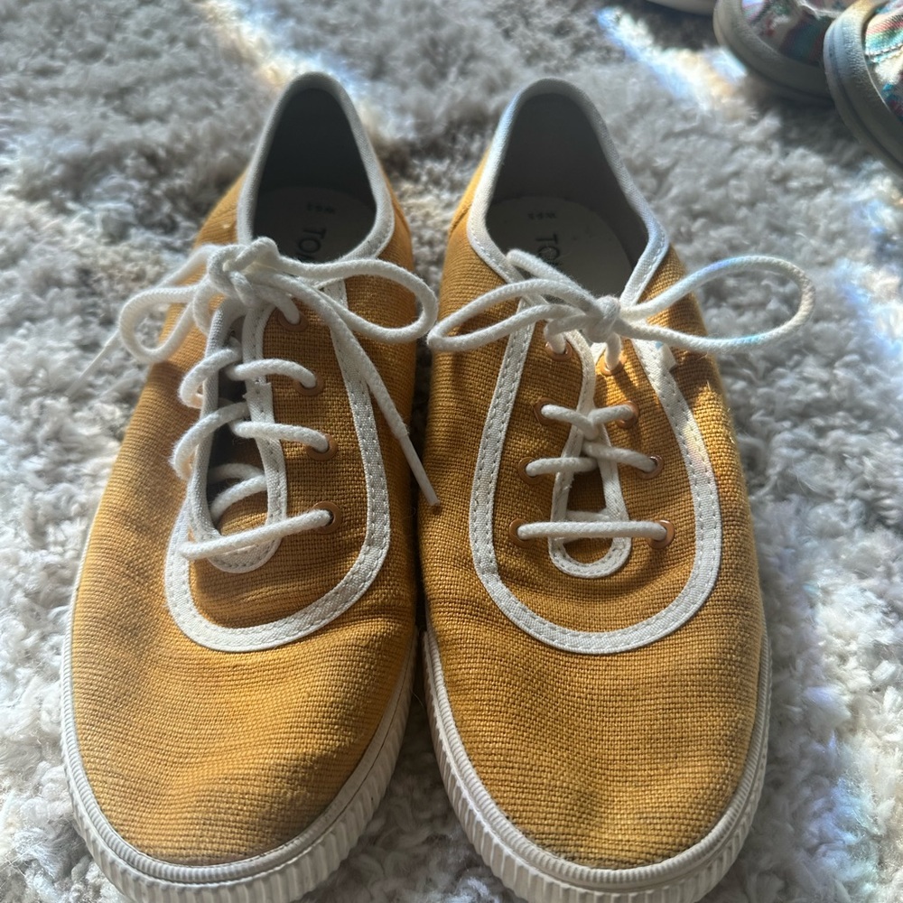 Toms Women’s Sunflower Yellow Canvas Sneakers size 6.5 gently used